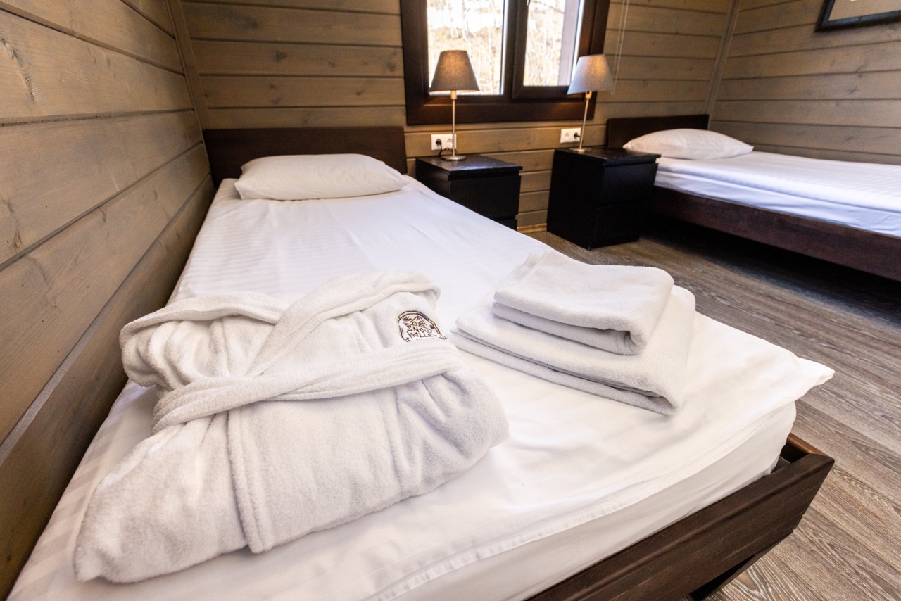 Кровати в номере гостиницы на Камчатке