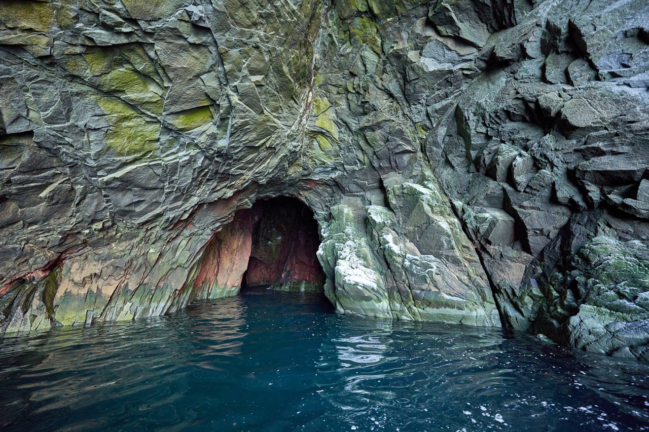 Пещера на берегу моря на Камчатка – экскурсия от базы Снежная Долина