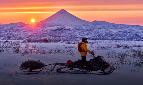 Турист на снегоходе на Камчатке, база отдыха Снежная Долина