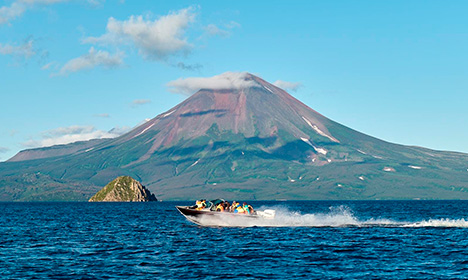 Лодка в море с туристами базы отдыха Снежная Долина на Камчатке