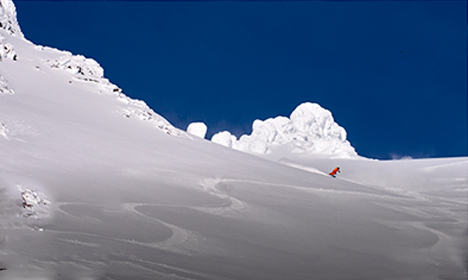 Катание на лыжах на базе отдыха Снежная Долина на Камчатке